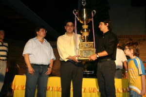 Federico Codas de TIGO entrega la Copa de Campeon